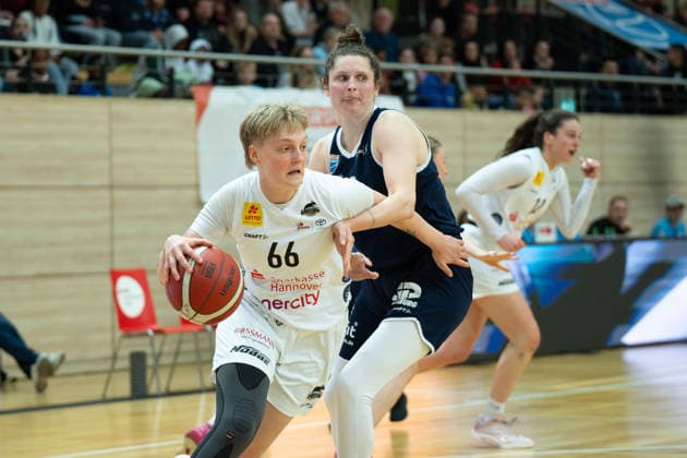 Leonie Kambach Luchse, 66 , Romy Bär Lions, 46 , Syntainics MBC vs TK Hannover Luchse, Women, Basketball, 1 Bundesliga, DBBL, Main Round, 21 Matchday, Season 2025 26, 22 03 2026 Halle SWH Arena Sachsen Anhalt Germany