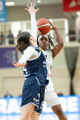 Katelyn Shumate Lions, 14 , Lashae Dwyer Luchse, 2 , Syntainics MBC vs TK Hannover Luchse, Women, Basketball, 1 Bundesliga, DBBL, Main Round, 21 Matchday, Season 2025 26, 22 03 2026 Halle SWH Arena Sachsen Anhalt Germany