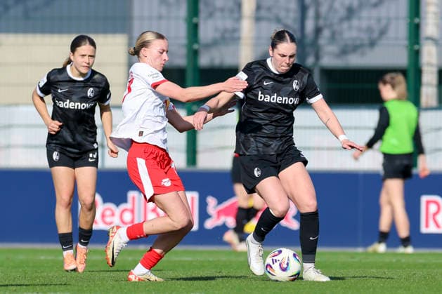 Marlene Mueller RB Leipzig and Alina Axtmann SC Freiburg battle for the ball, Google Pixel Frauen Bundesliga, RB Leipzig v SC Freiburg, RB Trainingszentrum, March 22, 2026 in Leipzig, Germany Photo by Marco Steinbrenner DeFodi Images Marlene Mueller RB Leipzig and Alina Axtmann SC Freiburg battle for the ball, Google Pixel Womens Bundesliga, RB Leipzig v SC Freiburg, RB Training Center, March 22, 2026 in Leipzig, Germany Photo by Marco Steinbrenner DeFodi Images DFB DFL REGULATIONS PROHIBIT ANY USE OF PHOTOGRAPHS AS IMAGE SEQUENCES AND OR QUASI VIDEO