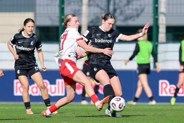 Marlene Mueller RB Leipzig and Alina Axtmann SC Freiburg battle for the ball, Google Pixel Frauen Bundesliga, RB Leipzig v SC Freiburg, RB Trainingszentrum, March 22, 2026 in Leipzig, Germany Photo by Marco Steinbrenner DeFodi Images Marlene Mueller RB Leipzig and Alina Axtmann SC Freiburg battle for the ball, Google Pixel Womens Bundesliga, RB Leipzig v SC Freiburg, RB Training Center, March 22, 2026 in Leipzig, Germany Photo by Marco Steinbrenner DeFodi Images DFB DFL REGULATIONS PROHIBIT ANY USE OF PHOTOGRAPHS AS IMAGE SEQUENCES AND OR QUASI VIDEO