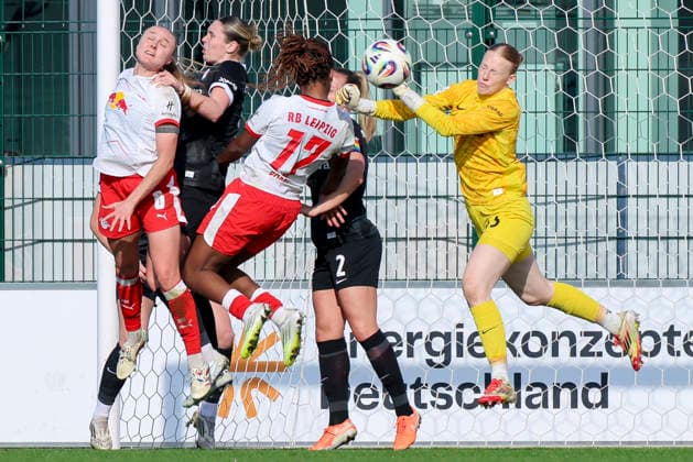 Sandra Starke RB Leipzig , Luca Birkholz SC Freiburg , Delice Boboy RB Leipzig and goalkeeper Rebecca Adamczyk SC Freiburg battle for the ball, Google Pixel Frauen Bundesliga, RB Leipzig v SC Freiburg, RB Trainingszentrum on March 22, 2026 in Leipzig, Germany Photo by Marco Steinbrenner DeFodi Images Sandra Starke RB Leipzig , Luca Birkholz SC Freiburg , Delice Boboy RB Leipzig and goalkeeper Rebecca Adamczyk SC Freiburg battle for the ball, Google Pixel Frauen Bundesliga, RB Leipzig v SC Freiburg, RB Trainingszentrum, March 22, 2026 in Leipzig, Germany Photo by Marco Steinbrenner DeFodi Images DFB DFL REGULATIONS PROHIBIT ANY USE OF PHOTOGRAPHS AS IMAGE SEQUENCES AND OR QUASI VIDEO