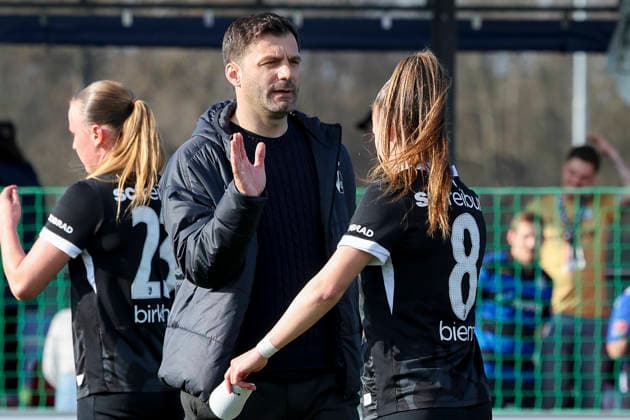 Coach Edmond Kapllani SC Freiburg and Alena Bienz SC Freiburg shake hands, Google Pixel Womens Bundesliga, RB Leipzig v SC Freiburg, RB Training Center on March 22, 2026 in Leipzig, Germany Photo by Marco Steinbrenner DeFodi Images Coach Edmond Kapllani SC Freiburg and Alena Bienz SC Freiburg shake hands, Google Pixel Womens Bundesliga, RB Leipzig v SC Freiburg, RB Training Center, March 22, 2026 in Leipzig, Germany Photo by Marco Steinbrenner DeFodi Images DFB DFL REGULATIONS PROHIBIT ANY USE OF PHOTOGRAPHS AS IMAGE SEQUENCES AND OR QUASI VIDEO