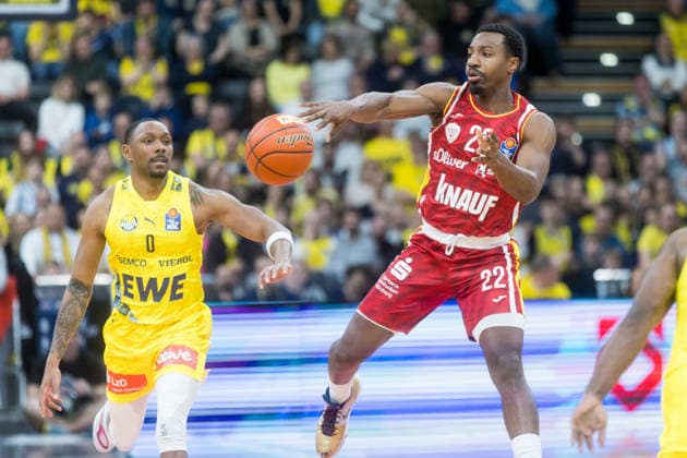 Oldenburg, Lower Saxony, DEU, 22 03 2026, Johnathan Stove center, Fitness First Würzburg Baskets , Kyle Lofton left, EWE Baskets Oldenburg and Christopher Clemons right, EWE Baskets Oldenburg EWE Baskets Oldenburg vs Fitness First Würzburg Baskets Basketball 1 Basketball Bundesliga Season 2025 2026, Matchday 23, Grosse EWE Arena EWE Baskets Oldenburg vs Fitness First Würzburg Baskets www.andreas-burmann.de