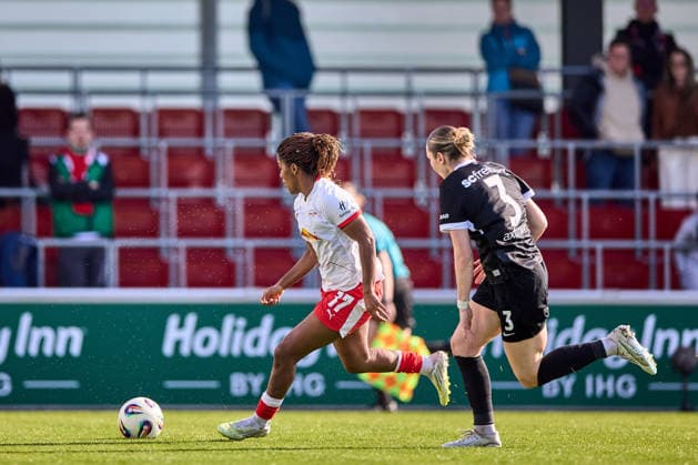 22 03 2026, GER, Womens Soccer, BL, 2025 2026, RB Leipzig SC Freiburg Delice Boboy 17, RB Leipzig, li , Alina Axtmann 3, SC Freiburg , action, with ball, duel, sprint duel, water splash, lawn freshly watered Leipzig training center of the Red Bull Saxony Germany
