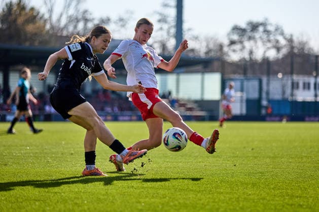 22 03 2026, GER, Womens Soccer, BL, 2025 2026, RB Leipzig SC Freiburg Nia Szenk 19, SC Freiburg, left , Marlene Müller 27, RB Leipzig , action, with ball, duel, shot Leipzig Training Center of the Red Bull Saxony Germany