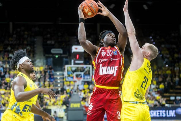 Oldenburg, Lower Saxony, DEU, 22 03 2026, Charles Thompson center, Fitness First Würzburg Baskets , Seth Hinrichs right, EWE Baskets Oldenburg and Brian Fobbs left, EWE Baskets Oldenburg EWE Baskets Oldenburg vs Fitness First Würzburg Baskets Basketball 1 Basketball Bundesliga Season 2025 2026, Matchday 23, Grosse EWE Arena EWE Baskets Oldenburg vs Fitness First Würzburg Baskets www.andreas-burmann.de