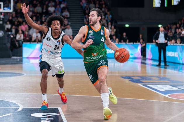 Clay Guillozet Gladiators Trier, 04 dribbling against Ross Williams Veolia Towers Hamburg, 34 , GER, Veolia Towers Hamburg vs VET CONCEPT Gladiators Trier, Basketball, Bundesliga, Matchday 15, Season 2025 2026, 22 03 2026 GER, Veolia Towers Hamburg vs VET CONCEPT Gladiators Trier, Basketball, Bundesliga, Matchday 15, Season 2025 2026, 22 03 2026 Hamburg Copyright: xEibner-Pressefoto MaxxVincenx EP_MVN