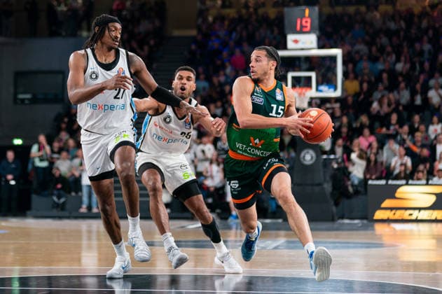Jordan Roland Gladiators Trier, 15 dribbling against Kenneth Ogbe Veolia Towers Hamburg, 25 , Karl Gamble Veolia Towers Hamburg, 27 , GER, Veolia Towers Hamburg vs VET CONCEPT Gladiators Trier, Basketball, Bundesliga, Matchday 15, Season 2025 2026, 22 03 2026 GER, Veolia Towers Hamburg vs VET CONCEPT Gladiators Trier, Basketball, Bundesliga, Matchday 15, Season 2025 2026, 22 03 2026 Hamburg Copyright: xEibner-Pressefoto MaxxVincenx EP_MVN