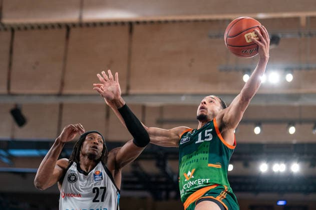 Jordan Roland Gladiators Trier, 15 on a lay-up, Karl Gamble Veolia Towers Hamburg, 27 , GER, Veolia Towers Hamburg vs VET CONCEPT Gladiators Trier, Basketball, Bundesliga, Matchday 15, Season 2025 2026, 22 03 2026 GER, Veolia Towers Hamburg vs VET CONCEPT Gladiators Trier, Basketball, Bundesliga, Matchday 15, Season 2025 2026, 22 03 2026 Hamburg Copyright: xEibner-Pressefoto MaxxVincenx EP_MVN