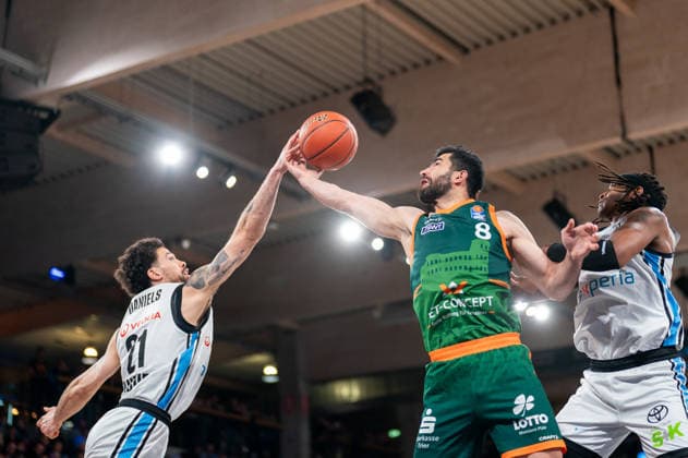 Behnam Yakhchali Dehkordi Gladiators Trier, 08 in duel, fight for the ball with Devon Daniels Veolia Towers Hamburg, 21 , GER, Veolia Towers Hamburg vs VET CONCEPT Gladiators Trier, Basketball, Bundesliga, Matchday 15, Season 2025 2026, 22 03 2026 GER, Veolia Towers Hamburg vs VET CONCEPT Gladiators Trier, Basketball, Bundesliga, Matchday 15, Season 2025 2026, 22 03 2026 Hamburg Copyright: xEibner-Pressefoto MaxxVincenx EP_MVN