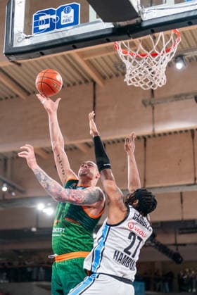 Maik Zirbes Gladiators Trier, 33 on a lay-up against Karl Gamble Veolia Towers Hamburg, 27 , GER, Veolia Towers Hamburg vs VET CONCEPT Gladiators Trier, Basketball, Bundesliga, Matchday 15, Season 2025 2026, 22 03 2026 GER, Veolia Towers Hamburg vs VET CONCEPT Gladiators Trier, Basketball, Bundesliga, Matchday 15, Season 2025 2026, 22 03 2026 Hamburg Copyright: xEibner-Pressefoto MaxxVincenx EP_MVN