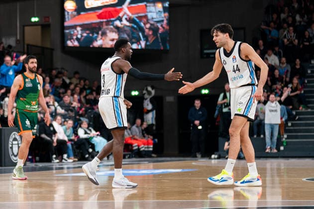 Osaro Rich Veolia Towers Hamburg, 03 cheers with Benedikt Turudic Veolia Towers Hamburg, 44 , GER, Veolia Towers Hamburg vs VET CONCEPT Gladiators Trier, Basketball, Bundesliga, Matchday 15, Season 2025 2026, 22 03 2026 GER, Veolia Towers Hamburg vs VET CONCEPT Gladiators Trier, Basketball, Bundesliga, Matchday 15, Season 2025 2026, 22 03 2026 Hamburg Copyright: xEibner-Pressefoto MaxxVincenx EP_MVN