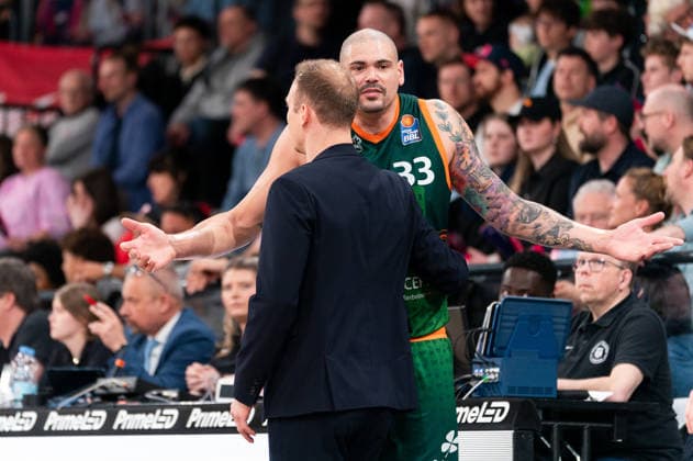 Maik Zirbes Gladiators Trier, 33 disappointed, Jacques Schneider Gladiators Trier, Coach , GER, Veolia Towers Hamburg vs VET CONCEPT Gladiators Trier, Basketball, Bundesliga, Matchday 15, Season 2025 2026, 22 03 2026 GER, Veolia Towers Hamburg vs VET CONCEPT Gladiators Trier, Basketball, Bundesliga, Matchday 15, Season 2025 2026, 22 03 2026 Hamburg Copyright: xEibner-Pressefoto MaxxVincenx EP_MVN