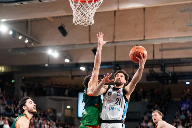 Devon Daniels Veolia Towers Hamburg, 21 on a lay-up against Nolan Adekunle Gladiators Trier, 22 , GER, Veolia Towers Hamburg vs VET CONCEPT Gladiators Trier, Basketball, Bundesliga, Matchday 15, Season 2025 2026, 22 03 2026 GER, Veolia Towers Hamburg vs VET CONCEPT Gladiators Trier, Basketball, Bundesliga, Matchday 15, Season 2025 2026, 22 03 2026 Hamburg Copyright: xEibner-Pressefoto MaxxVincenx EP_MVN