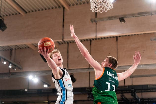 Jared Grey Veolia Towers Hamburg, 08 on a lay-up against Marten Linssen Gladiators Trier, 12 , GER, Veolia Towers Hamburg vs VET CONCEPT Gladiators Trier, Basketball, Bundesliga, Matchday 15, Season 2025 2026, 22 03 2026 GER, Veolia Towers Hamburg vs VET CONCEPT Gladiators Trier, Basketball, Bundesliga, Matchday 15, Season 2025 2026, 22 03 2026 Hamburg Copyright: xEibner-Pressefoto MaxxVincenx EP_MVN