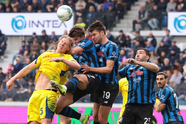 Bergamo, Italy, 22nd March 2026. Charles De Ketelaere, Berat Djimsiti and Sead Kolasinac of Atalanta challenge Andrias Edmundsson of Hellas Verona forv an aerial ball during the Atalanta vs Hellas Verona Serie A match at Gewiss Stadium, Bergamo. Picture credit should read: Jonathan Moscrop Sportimage EDITORIAL USE ONLY. No use with unauthorised audio, video, data, fixture lists, club league logos or live services. Online in-match use limited to 120 images, no video emulation. No use in betting, games or single club league player publications. SPI_059_JM_ATALANTA_HELLAS SPI-4621-0059