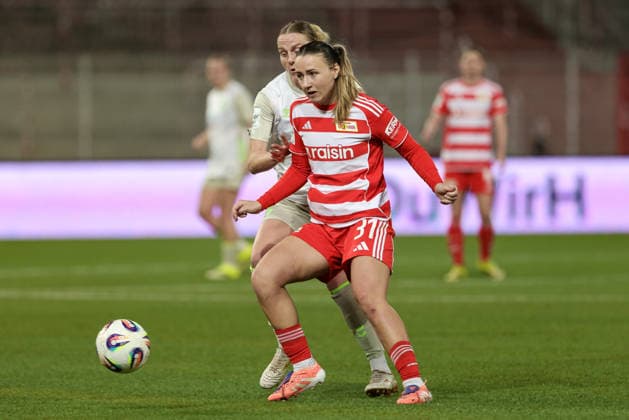 from left Lina Hausicke SV Werder Bremen, 18 and Tanja Pawollek 1 FC Union Berlin, 31 in a duel, dynamic, action, action, game scene, THE DFB REGULATIONS PROHIBIT ANY USE OF PHOTOGRAPHS AS IMAGE SEQUENCES AND OR QUASI VIDEO , 23 03 2026, Berlin Germany , Football, Google Pixel Womens Bundesliga, 1 FC Union Berlin SV Werder Bremen xobx