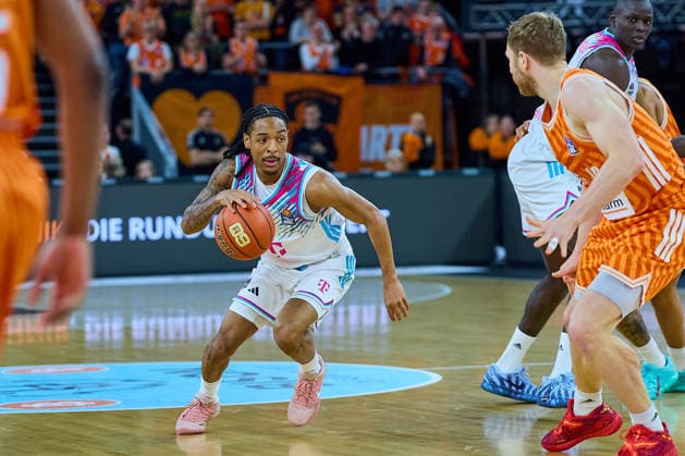 Jalen Finch Telecom Baskets Bonn, 00 , Christian Sengfelder ratiopharm ulm, 43 GER, ratiopharm ulm vs Telekom Baskets Bonn, Basketball, 25 Matchday, EasyCredit BBL, Season 2025 2026, 23 03 2026 GER, ratiopharm ulm vs Telekom Baskets Bonn, Basketball, 25 Matchday, EasyCredit BBL, Season 2025 2026, 23 03 2026 Neu Ulm Copyright: xEibner-Pressefoto GeraldxOelze-dexStoppanyx EP_ODS
