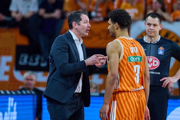 Ty Harrelson ratiopharm ulm, Head Coach and Mark Smith ratiopharm ulm, 13 GER, ratiopharm ulm vs Telekom Baskets Bonn, Basketball, 25 Matchday, EasyCredit BBL, Season 2025 2026, 23 03 2026 GER, ratiopharm ulm vs Telekom Baskets Bonn, Basketball, 25 Matchday, EasyCredit BBL, Season 2025 2026, 23 03 2026 New Ulm Copyright: xEibner-Pressefoto GeraldxOelze-dexStoppanyx EP_ODS