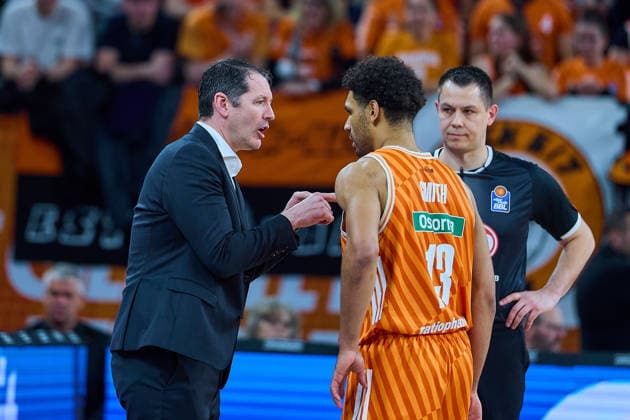 Ty Harrelson ratiopharm ulm, Head Coach and Mark Smith ratiopharm ulm, 13 GER, ratiopharm ulm vs Telekom Baskets Bonn, Basketball, 25 Matchday, EasyCredit BBL, Season 2025 2026, 23 03 2026 GER, ratiopharm ulm vs Telekom Baskets Bonn, Basketball, 25 Matchday, EasyCredit BBL, Season 2025 2026, 23 03 2026 New Ulm Copyright: xEibner-Pressefoto GeraldxOelze-dexStoppanyx EP_ODS