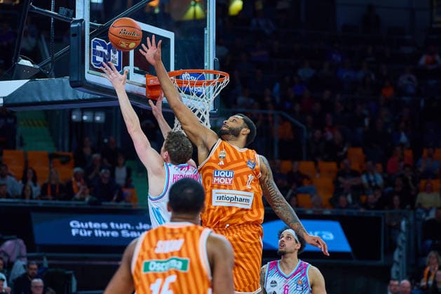 Block Joel Soriano ratiopharm ulm, 12 against Patrick Heckmann Telecom Baskets Bonn, 33 GER, ratiopharm ulm vs Telekom Baskets Bonn, Basketball, 25 Matchday, EasyCredit BBL, Season 2025 2026, 23 03 2026 GER, ratiopharm ulm vs Telekom Baskets Bonn, Basketball, 25 Matchday, EasyCredit BBL, Season 2025 2026, 23 03 2026 New Ulm Copyright: xEibner-Pressefoto GeraldxOelze-dexStoppanyx EP_ODS