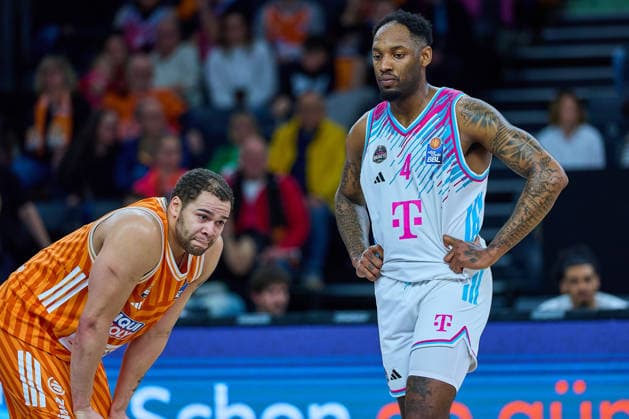 Christopher Ledlum ratiopharm ulm, 04 , Jeff Garret Jr Telecom Baskets Bonn, 04 GER, ratiopharm ulm vs Telekom Baskets Bonn, Basketball, 25 Matchday, EasyCredit BBL, Season 2025 2026, 23 03 2026 GER, ratiopharm ulm vs Telekom Baskets Bonn, Basketball, 25 Matchday, EasyCredit BBL, Season 2025 2026, 23 03 2026 New Ulm Copyright: xEibner-Pressefoto GeraldxOelze-dexStoppanyx EP_ODS