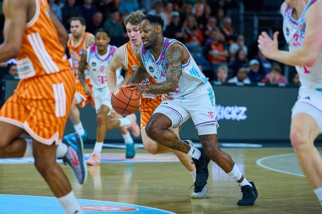 Tobias Jensen ratiopharm ulm, 07 , Jeff Garret Jr Telecom Baskets Bonn, 04 GER, ratiopharm ulm vs Telekom Baskets Bonn, Basketball, 25 Matchday, EasyCredit BBL, Season 2025 2026, 23 03 2026 GER, ratiopharm ulm vs Telekom Baskets Bonn, Basketball, 25 Matchday, EasyCredit BBL, Season 2025 2026, 23 03 2026 New Ulm Copyright: xEibner-Pressefoto GeraldxOelze-dexStoppanyx EP_ODS