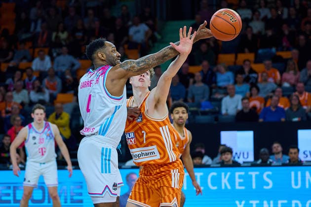 Tobias Jensen ratiopharm ulm, 07 , Jeff Garret Jr Telecom Baskets Bonn, 04 GER, ratiopharm ulm vs Telekom Baskets Bonn, Basketball, 25 Matchday, EasyCredit BBL, Season 2025 2026, 23 03 2026 GER, ratiopharm ulm vs Telekom Baskets Bonn, Basketball, 25 Matchday, EasyCredit BBL, Season 2025 2026, 23 03 2026 New Ulm Copyright: xEibner-Pressefoto GeraldxOelze-dexStoppanyx EP_ODS