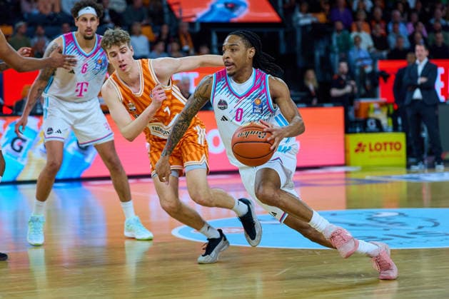 Michael Kessens Telecom Baskets Bonn, 06 , Tobias Jensen ratiopharm ulm, 07 , Jalen Finch Telecom Baskets Bonn, 00 GER, ratiopharm ulm vs Telekom Baskets Bonn, Basketball, 25 Matchday, EasyCredit BBL, Season 2025 2026, 23 03 2026 GER, ratiopharm ulm vs Telekom Baskets Bonn, Basketball, 25 Matchday, EasyCredit BBL, Season 2025 2026, 23 03 2026 Neu Ulm Copyright: xEibner-Pressefoto GeraldxOelze-dexStoppanyx EP_ODS