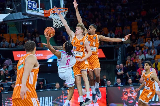 Block by Tobias Jensen ratiopharm ulm, 07 and Justin Simon ratiopharm ulm, 15 against Jalen Finch Telecom Baskets Bonn, 00 GER, ratiopharm ulm vs Telekom Baskets Bonn, Basketball, 25 Matchday, EasyCredit BBL, Season 2025 2026, 23 03 2026 GER, ratiopharm ulm vs Telekom Baskets Bonn, Basketball, 25 Matchday, EasyCredit BBL, Season 2025 2026, 23 03 2026 New Ulm Copyright: xEibner-Pressefoto GeraldxOelze-dexStoppanyx EP_ODS