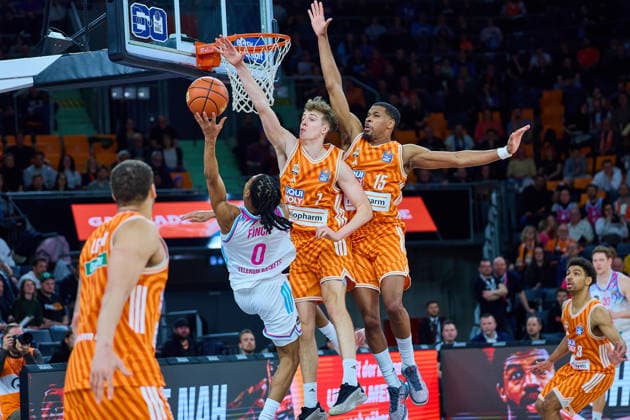 Block by Tobias Jensen ratiopharm ulm, 07 and Justin Simon ratiopharm ulm, 15 against Jalen Finch Telecom Baskets Bonn, 00 GER, ratiopharm ulm vs Telekom Baskets Bonn, Basketball, 25 Matchday, EasyCredit BBL, Season 2025 2026, 23 03 2026 GER, ratiopharm ulm vs Telekom Baskets Bonn, Basketball, 25 Matchday, EasyCredit BBL, Season 2025 2026, 23 03 2026 New Ulm Copyright: xEibner-Pressefoto GeraldxOelze-dexStoppanyx EP_ODS