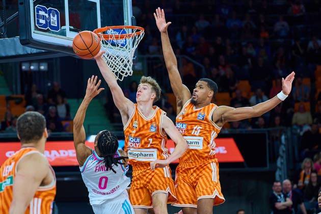 Block by Tobias Jensen ratiopharm ulm, 07 and Justin Simon ratiopharm ulm, 15 against Jalen Finch Telecom Baskets Bonn, 00 GER, ratiopharm ulm vs Telekom Baskets Bonn, Basketball, 25 Matchday, EasyCredit BBL, Season 2025 2026, 23 03 2026 GER, ratiopharm ulm vs Telekom Baskets Bonn, Basketball, 25 Matchday, EasyCredit BBL, Season 2025 2026, 23 03 2026 New Ulm Copyright: xEibner-Pressefoto GeraldxOelze-dexStoppanyx EP_ODS