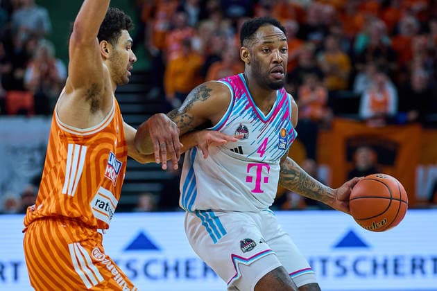 Mark Smith ratiopharm ulm, 13 , Joel Aminu Telecom Baskets Bonn, 21 GER, ratiopharm ulm vs Telekom Baskets Bonn, Basketball, 25 Matchday, EasyCredit BBL, Season 2025 2026, 23 03 2026 GER, ratiopharm ulm vs Telekom Baskets Bonn, Basketball, 25 Matchday, EasyCredit BBL, Season 2025 2026, 23 03 2026 New Ulm Copyright: xEibner-Pressefoto GeraldxOelze-dexStoppanyx EP_ODS