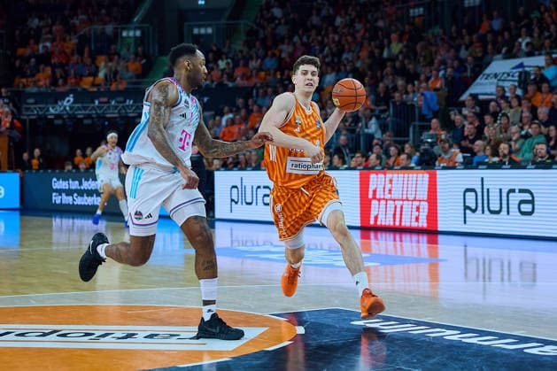 Jeff Garret Jr Telecom Baskets Bonn, 04 , Diego Garavaglia ratiopharm ulm, 23 GER, ratiopharm ulm vs Telekom Baskets Bonn, Basketball, 25 Matchday, EasyCredit BBL, Season 2025 2026, 23 03 2026 GER, ratiopharm ulm vs Telekom Baskets Bonn, Basketball, 25 Matchday, EasyCredit BBL, Season 2025 2026, 23 03 2026 New Ulm Copyright: xEibner-Pressefoto GeraldxOelze-dexStoppanyx EP_ODS