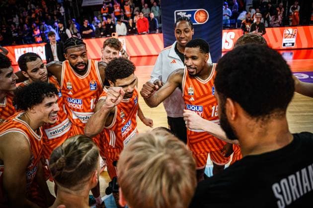 Neu Ulm, Germany, 23 03 26 Alec Anigbata ratiopharm ulm , Christopher Ledlum ratiopharm ulm , Malik Osborne ratiopharm ulm , Mark Smith ratiopharm ulm and Justin Simon ratiopharm ulm gestures, gestures during the Basketball Bundesliga match between ratiopharm ulm vs Telekom Baskets Bonn at ratiopharm Arena on March 23, 2026 in Neu Ulm, Germany Photo by Harry Langer DeFodi Images ratiopharm Arena, Germany, 23 03 26 Alec Anigbata ratiopharm ulm , Christopher Ledlum ratiopharm ulm , Malik Osborne ratiopharm ulm , Mark Smith ratiopharm ulm and Justin Simon ratiopharm ulm gestures during the Basketball Bundesliga match between ratiopharm ulm vs Telekom Baskets Bonn at Neu Ulm on March 23, 2026 in ratiopharm Arena, Germany Photo by Harry Langer DeFodi Images Photo by Harry Langer DeFodi Images