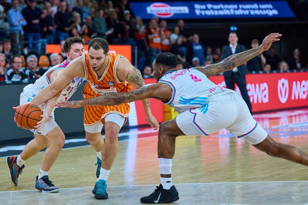 Grayson Murphy Telecom Baskets Bonn, 07 , Christopher Ledlum ratiopharm ulm, 04 , Jeff Garret Jr Telecom Baskets Bonn, 04 GER, ratiopharm ulm vs Telekom Baskets Bonn, Basketball, 25 Matchday, EasyCredit BBL, Season 2025 2026, 23 03 2026 GER, ratiopharm ulm vs Telekom Baskets Bonn, Basketball, 25 Matchday, EasyCredit BBL, Season 2025 2026, 23 03 2026 Neu Ulm Copyright: xEibner-Pressefoto GeraldxOelze-dexStoppanyx EP_ODS