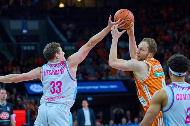 Steel Patrick Heckmann Telecom Baskets Bonn, 33 vs Christian Sengfelder ratiopharm ulm, 43 GER, ratiopharm ulm vs Telekom Baskets Bonn, Basketball, 25 Matchday, EasyCredit BBL, Season 2025 2026, 23 03 2026 GER, ratiopharm ulm vs Telekom Baskets Bonn, Basketball, 25 Matchday, EasyCredit BBL, Season 2025 2026, 23 03 2026 New Ulm Copyright: xEibner-Pressefoto GeraldxOelze-dexStoppanyx EP_ODS