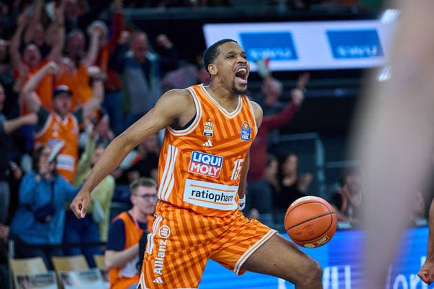 Joy, cheers from Justin Simon ratiopharm ulm, 15 after his dunk, Dunk GER, ratiopharm ulm vs Telekom Baskets Bonn, Basketball, 25 Matchday, EasyCredit BBL, Season 2025 2026, 23 03 2026 GER, ratiopharm ulm vs Telekom Baskets Bonn, Basketball, 25 Matchday, EasyCredit BBL, Season 2025 2026, 23 03 2026 New Ulm Copyright: xEibner-Pressefoto GeraldxOelze-dexStoppanyx EP_ODS