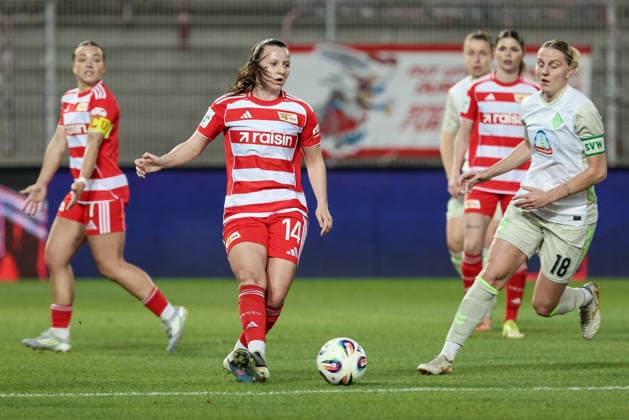 Hannah Eurlings 1 FC Union Berlin, 14 on the ball, single image, full body, action, action, match scene, THE DFB GUIDELINES PROHIBIT ANY USE OF PHOTOGRAPHS AS IMAGE SEQUENCES AND OR QUASI VIDEO DFB REGULATIONS PROHIBIT ANY USE OF PHOTOGRAPHS AS IMAGE SEQUENCES AND OR QUASI VIDEO , 23 03 2026, Berlin Germany , Soccer, Google Pixel Womens Bundesliga, 1 FC Union Berlin SV Werder Bremen xobx