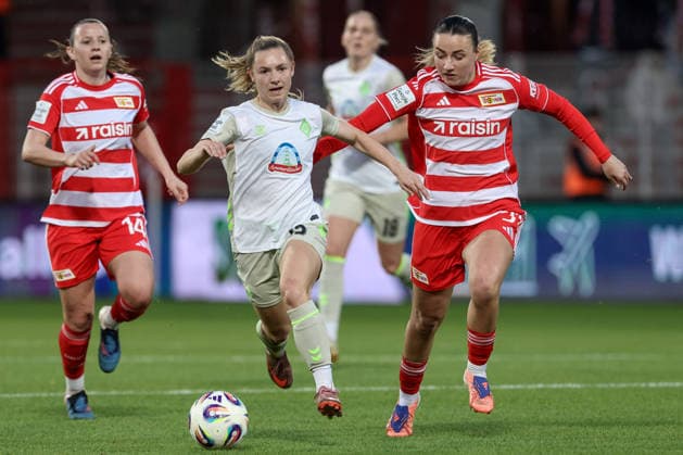 from left Michelle Weiß SV Werder Bremen, 15 and Tanja Pawollek 1 FC Union Berlin, 31 in a duel, dynamic, action, action, game scene, THE DFB REGULATIONS PROHIBIT ANY USE OF PHOTOGRAPHS AS IMAGE SEQUENCES AND OR QUASI VIDEO , 23 03 2026, Berlin Germany , Football, Google Pixel Womens Bundesliga, 1 FC Union Berlin SV Werder Bremen xobx
