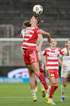 from left Larissa Mühlhaus SV Werder Bremen, 7 and Samantha Steuerwald 1 FC Union Berlin, 19 in header duel, header, duel, action, action, match scene, THE DFB REGULATIONS PROHIBIT ANY USE OF PHOTOGRAPHS AS IMAGE SEQUENCES AND OR QUASI VIDEO , 23 03 2026, Berlin Germany , Football, Google Pixel Womens Bundesliga, 1 FC Union Berlin SV Werder Bremen xobx