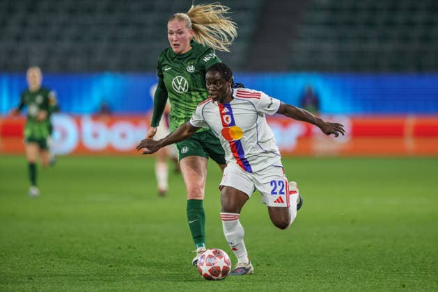 GER, Wolfsburg, VfL Wolfsburg vs Olympique Lyon, WomenÂs Champions League, Football, UEFA, Season 2025 2026, AOK Arena, Quarter-final, First leg in picture v l Camilla Küver VfL Wolfsburg Women 16 , Tabitha Chawinga Olympique Lyon Women 22 , Duel DFB DFL REGULATIONS PROHIBIT ANY USE OF PHOTOGRAPHS AS IMAGE SEQUENCES AND OR QUASI VIDEO, 24 03 2026 Copyright: HMBxMedia HendrikxHamelau