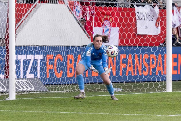 Lourdes Romero Goalkeeper, 1 FC Nuernberg, 25 picks up a ball GER, FC Bayern Muenchen Frauen vs 1 FC Nuernberg, Soccer, Google Pixel Women Bundesliga, 22 Matchday, Season 2025 2026, 28 03 2026 DFL DFB REGULATIONS PROHIBIT ANY USE OF PHOTOGRAPHS as IMAGE SEQUENCES and or QUASI VIDEO GER, FC Bayern Muenchen Frauen vs 1 FC Nuernberg, Football, Google Pixel Frauen Bundesliga, 22 Spieltag, Saison 2025 2026, 28 03 2026 Muenchen Copyright: xEibner-Pressefoto HeikexFeinerx EP_HFR