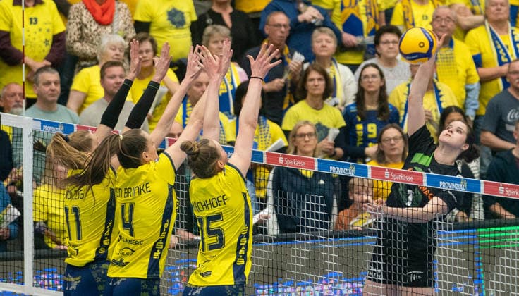 28 3 2026, Volleyball, Women, VBL, 1 VBL, 1 Volleyball Bundesliga, Playoff, Quarterfinals, 3 Match, SSC Palmberg Schwerin Ladies in Black Aachen Anne Hölzig SSC Palmberg Schwerin, left, Marije ten Brinke SSC Palmberg Schwerin, center and Mia Kirchhoff SSC Palmberg Schwerin, 2 v right against Celine Jebens Ladies in Black Aachen, right Schwerin Palmberg Arena Mecklenburg Vorpommern Germany
