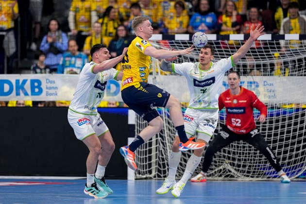 from left Josip Simic HSG, 10 , Haukur Thrastarson RNL, 25 , Jona Schoch HSG, 22 , duel, duel scene, duel, tackle, tackling, dynamics, action, action, 28 03 2026, Mannheim Germany , Handball, Bundesliga, Rhein Neckar Löwen HSG Wetzlar xozx