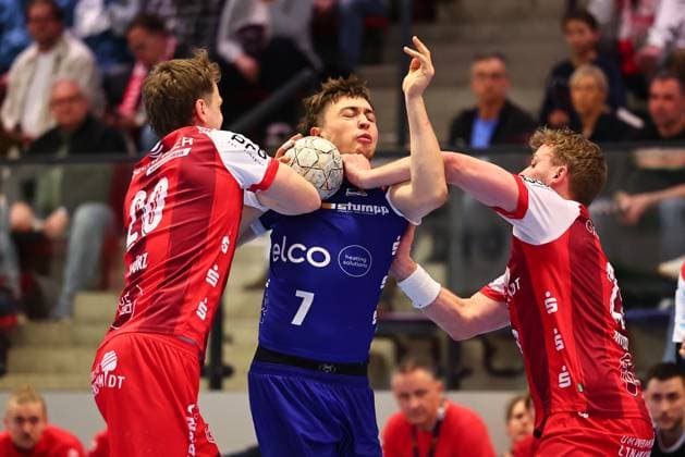 Elias Huber HBW Balingen Weilstetten, 07 in duel with Philip Wuerz TuS Ferndorf, 20, left and Marvin Mundus TuS Ferndorf, 25 GER, TuS Ferndorf vs HBW Balingen Weilstetten, Handball, 2 Bundesliga, Matchday 25, Season 2025 2026, 28 03 2026 GER, TuS Ferndorf vs HBW Balingen Weilstetten, Handball, 2 Bundesliga, Matchday 25, Season 2025 2026, 28 03 2026 Kreuztal Copyright: xEibner-Pressefoto RenexWeissx EP_RWS