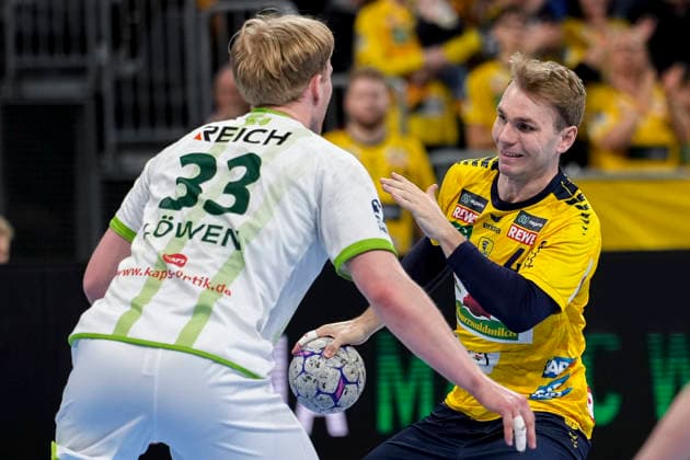 v li Georg Löwen HSG, 33 , Mathias Larson RNL, 4 , duel, duel, tackle, tackling, dynamics, action, action, 28 03 2026, Mannheim Germany , Handball, Bundesliga, Rhein Neckar Löwen HSG Wetzlar xozx