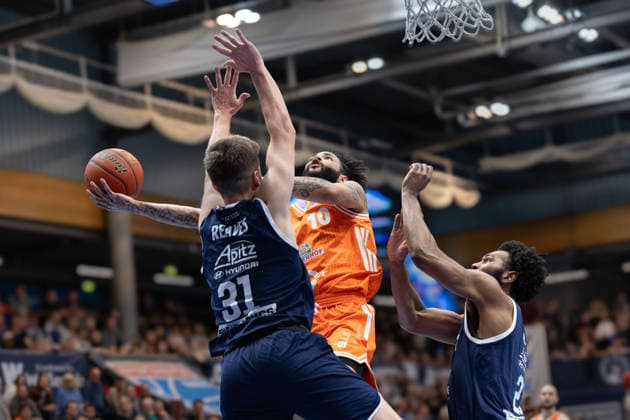 Spencer Reaves MBC, 31 , Tevin Brown Vechta, 10 , RJ Gunn MBC, 21 , Syntainics MBC vs Rasta Vechta, Basketball, 1 Bundesliga, Men, Matchday 26, Season 2025 26, 28 03 2026 Weißenfels Stadthalle Sachsen Anhalt Germany