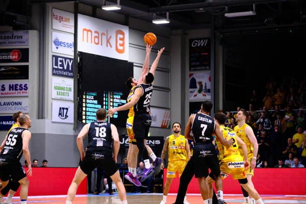ProA Phoenix Hagen vs Giessen 46ers, Hagen, 28 03 2026, Ischelandhalle Hagen Tipoff between Tim Uhlemann 21, Phoenix Hagen, PF and Viktor Kovacevic 25, GIESSEN 46ers, PF ProA Phoenix Hagen vs Giessen 46ers, Hagen, 28 03 2026, Ischelandhalle Hagen Copyright: xBEAUTIFULxSPORTS Piepenstockx