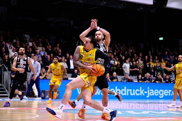 ProA Phoenix Hagen vs Giessen 46ers, Hagen, 28 03 2026, Ischelandhalle Hagen Marcus Henri Graves 0, Phoenix Hagen, PG moves to the basket against Devon Goodman 5, GIESSEN 46ers, PG ProA Phoenix Hagen vs Giessen 46ers, Hagen, 28 03 2026, Ischelandhalle Hagen Copyright: xBEAUTIFULxSPORTS Piepenstockx
